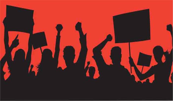 उप्र : प्राचीन शिव मठ ढहने से बवाल, हिन्दू संगठनों ने दिया धरना