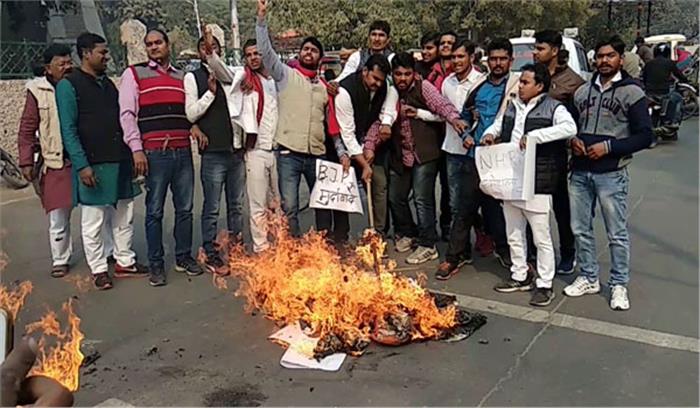 उप्र : सपा युवजन सभा ने योगी का पुतला फूंका