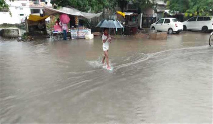 उप्र में अनेक स्थानों पर हुई भारी बारिश, वर्षाजनित हादसों में 30 से अधिक की मृत्यु