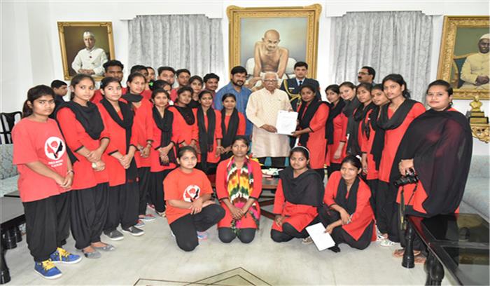 उप्र : राज्यपाल से मिलीं रेड ब्रिगेड में शामिल बेटियां