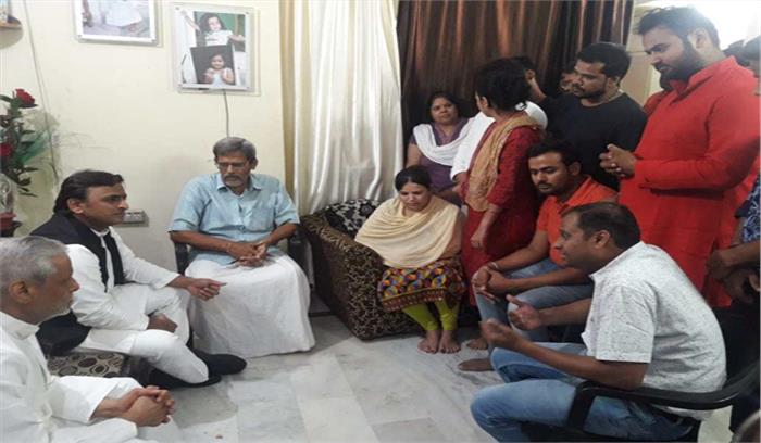 उप्र : विवेक के परिजनों से मिले अखिलेश, कहा-सच छुपा रही सरकार
