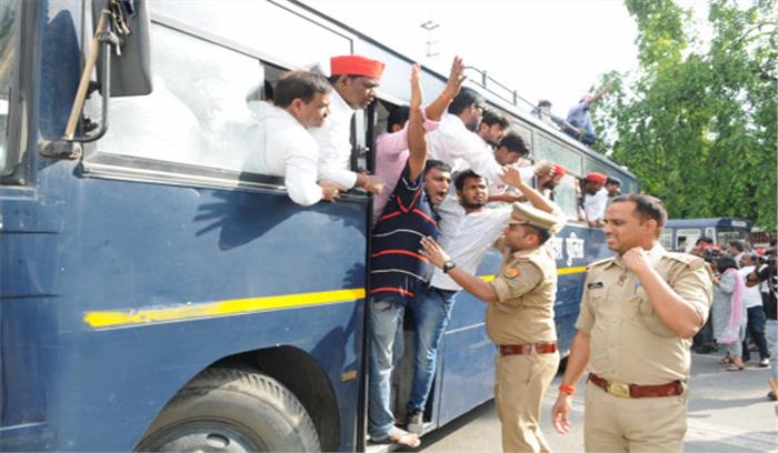 उप्र : सीएए के खिलाफ प्रदर्शन में सपा के 100 कार्यकर्ता गिरफ्तार उप्र : सीएए के खिलाफ प्रदर्शन में सपा के 100 कार्यकर्ता गिरफ्तार