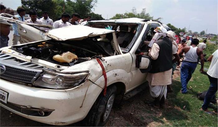 उप्र : सफारी डिवाइडर से टकरा कर पलटी, 4 की मौत