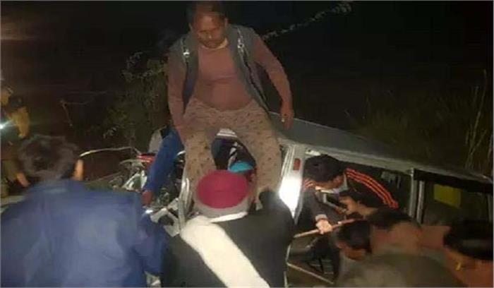 उप्र : सफारी और मारुति वैन में आमने-सामने की टक्कर, 4 की मौत
