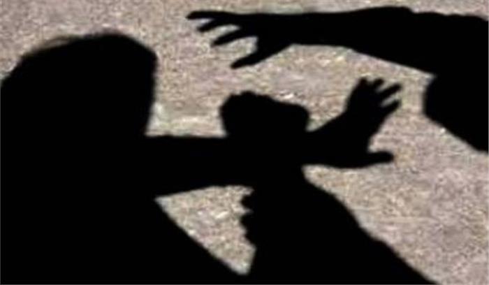 उप्र : छेड़छाड़ पर 11वीं की छात्रा ने युवक को चप्‍पल से पीटा