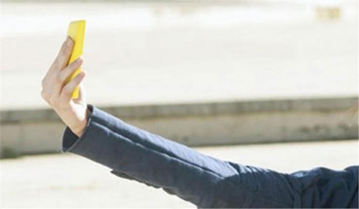 उप्र में सेल्फी न भेजने वाोले शिक्षकों का नहीं कटेगा वेतन