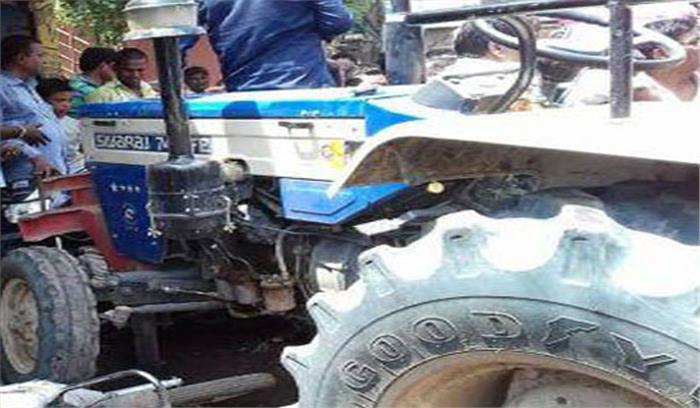 उप्र : ट्रैक्टर दुकान में घुसा, दुकानदार की मौत उप्र : ट्रैक्टर दुकान में घुसा, दुकानदार की मौत