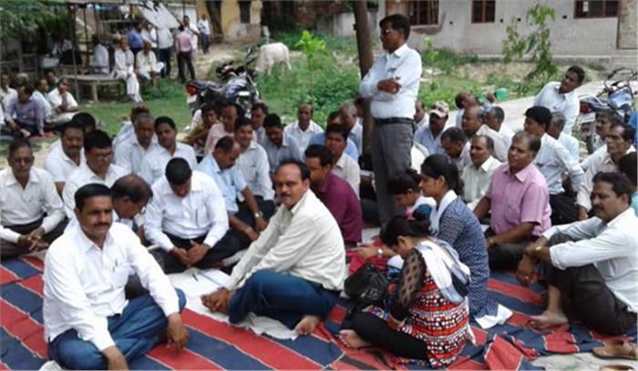 उप्र : लेखपालों की हड़ताल पर लगा 6 माह के लिए प्रतिबंध उप्र : लेखपालों की हड़ताल पर लगा 6 माह के लिए प्रतिबंध