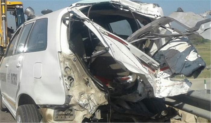 उप्र : यमुना एक्सप्रेस-वे पर 2 कार टकराई, 4 मरे उप्र : यमुना एक्सप्रेस-वे पर 2 कार टकराई, 4 मरे