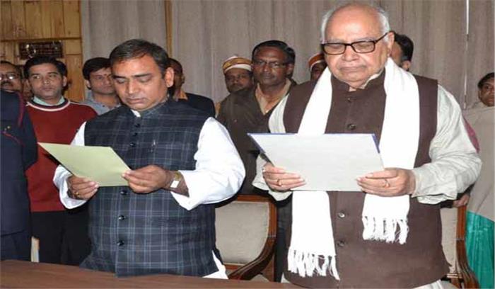 यूपी विधान सभा अध्यक्ष ने दिलाई भाजपा विधायक को शपथ 
