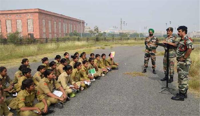 एनसीसी कैडेट्स को पढ़ाया अनुशासन का पाठ