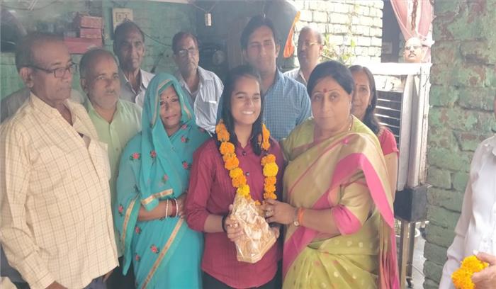 टॉपर छात्रा को मेयर ने किया सम्मानित टॉपर छात्रा को मेयर ने किया सम्मानित