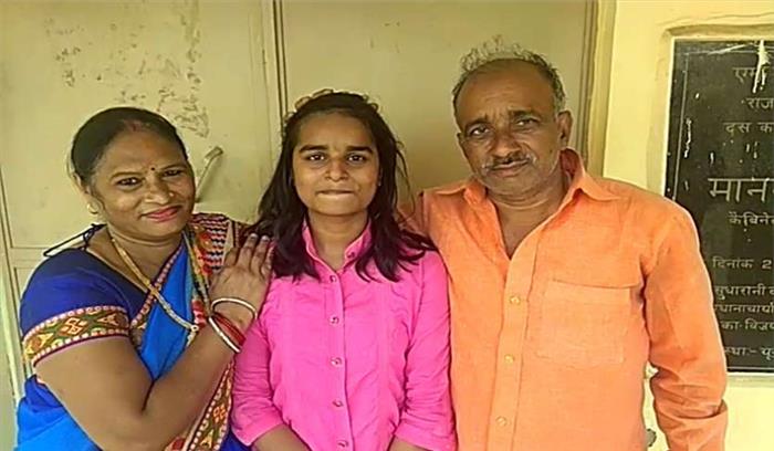 टेलर मास्टर की बेटी ने 12वीं में किया गाजियाबाद टॉप