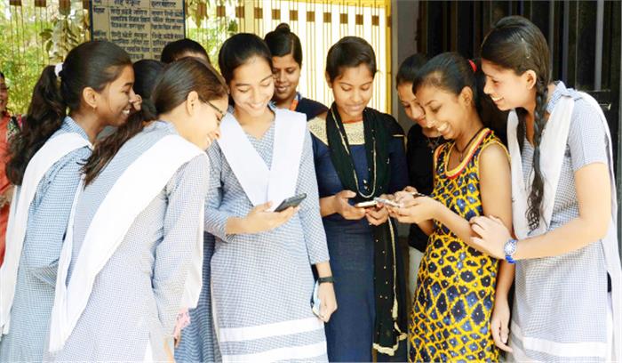 आजकल पांव जमी पर रुकते नहीं मेरे...