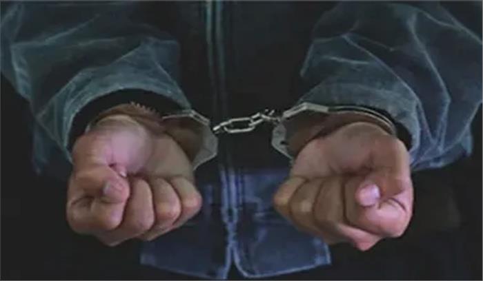 यूपी बोर्ड : चपरासी के घर में लिखी जा रही थी कांपियां, 10 गिरफ्तार