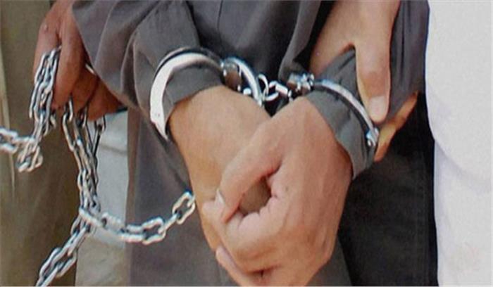 उप्र : बलिया में छेड़खानी के आरोपी 3 युवकों के सिर मुड़वाए, गिरफ्तार