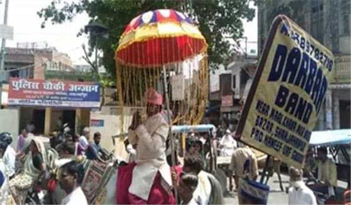 उप्र : शाहजहांपुर में दूल्हा बनकर नामांकन करने आया प्रत्याशी