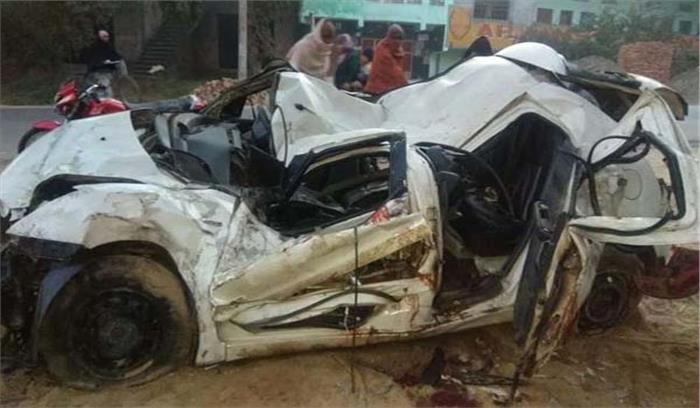 उप्र : नजीबाबाद में कार पेड़ से टकराई, 2 की मौत, 2 घायल