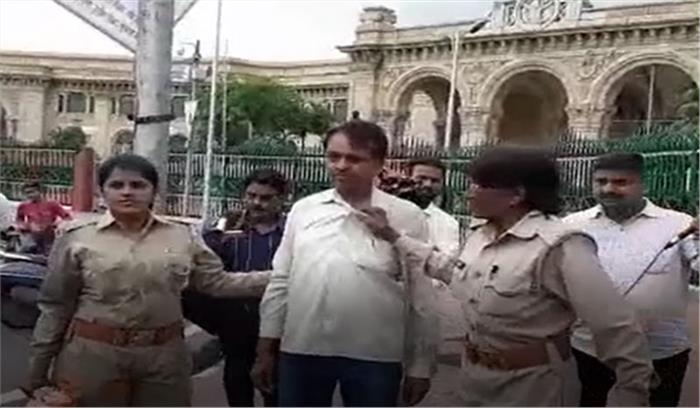 उप्र : दबंगों से परेशान शिक्षक ने किया आत्मदाह का प्रयास