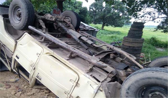 पिकअप पलटने से 20 व्यक्ति घायल