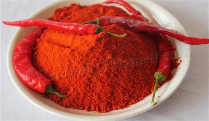 बदमाश मिर्ची पाउडर झोंक कर लाखों रूपये लूट कर फरार