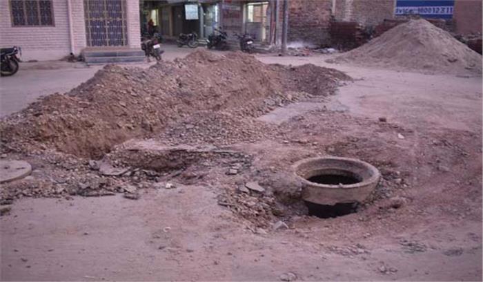 शहर में सीवरेज का कार्य करने वाली कंपनी पर जुर्माना