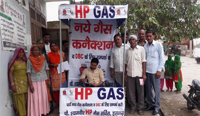 उज्ज्वला योजना के तहत गांव बाता में कैंप लगाकर भरवाए गए फॉर्मे