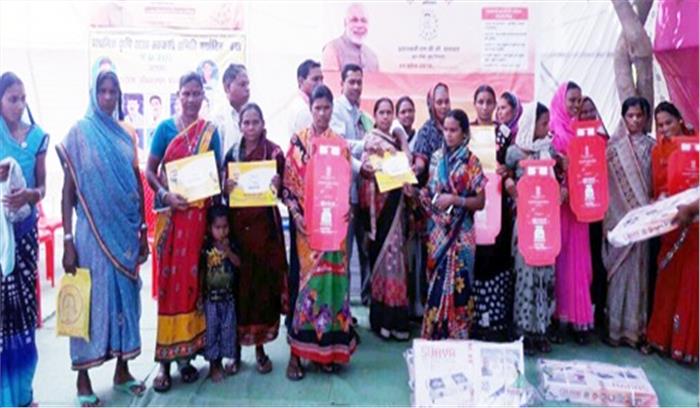 दर्जनों लोगों को गैस टंकी व चूल्हा बांटे गए