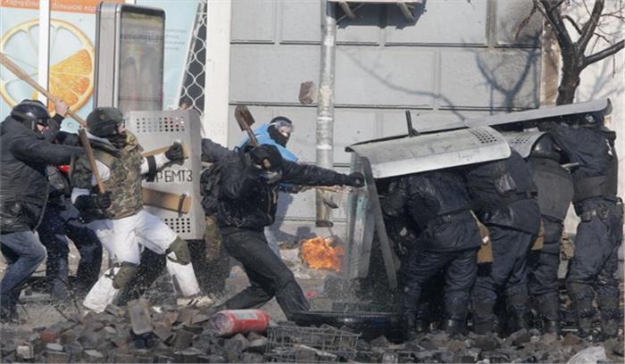 यूक्रेन में संसद के निकट सरकार विरोधी प्रदर्शनकारियों और पुलिस के बीच झड़प यूक्रेन में संसद के निकट सरकार विरोधी प्रदर्शनकारियों और पुलिस के बीच झड़प