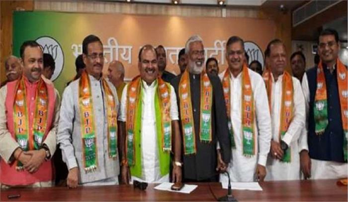 उप्र : एमएलसी उमेश द्विवेदी भाजपा में शामिल उप्र : एमएलसी उमेश द्विवेदी भाजपा में शामिल