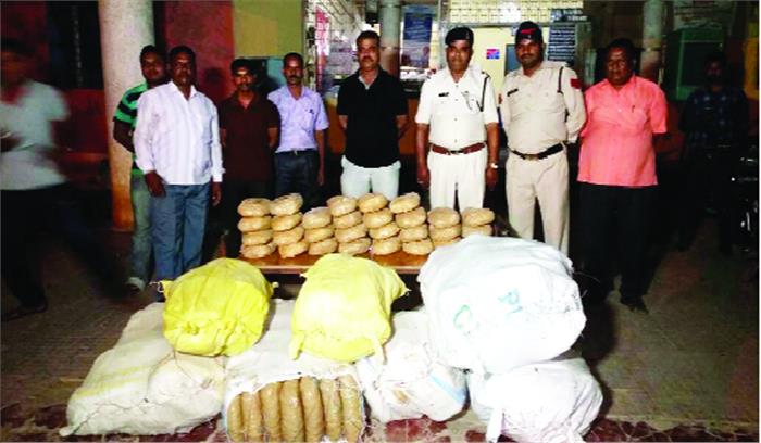 लावारिस डस्टर से 12 लाख का गांजा बरामद लावारिस डस्टर से 12 लाख का गांजा बरामद