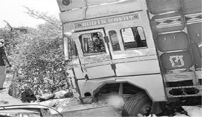 ट्रक के गुमटी में घुस जाने से चालक समेत 3 लोगों की मौत