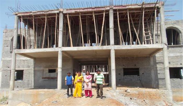 निर्माणाधीन टाउन हाल का अवलोकन