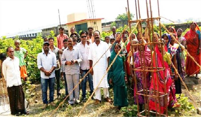 निर्माणाधीन चीर घर को शहर से बाहर करने किया प्रदर्शन