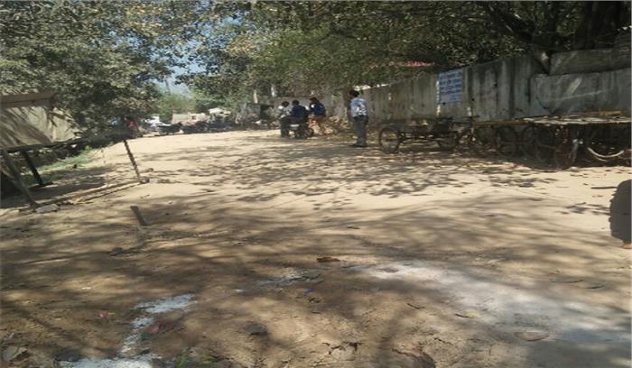 खुला पड़ा सीवर दे रहा दुर्घटना को दावत