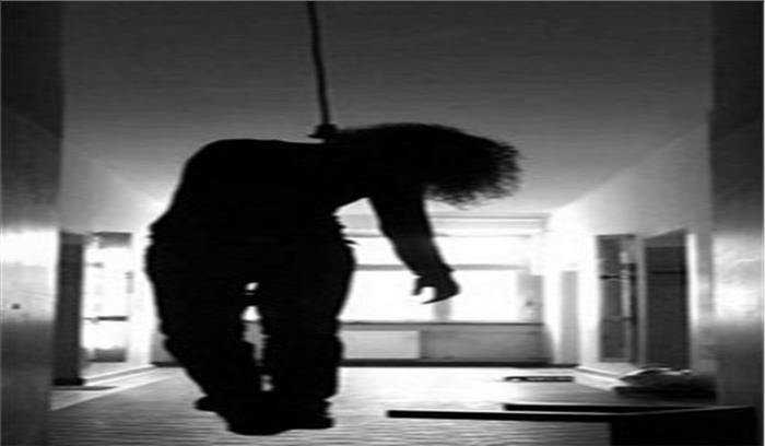 बेरोजगारी से परेशान होेकर युवती ने की आत्महत्या बेरोजगारी से परेशान होेकर युवती ने की आत्महत्या