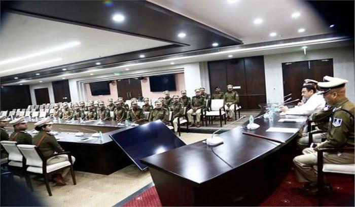 वर्दी का सम्मान करें और आलोचनाओं की चिंता नहीं करें : कमलनाथ वर्दी का सम्मान करें और आलोचनाओं की चिंता नहीं करें : कमलनाथ