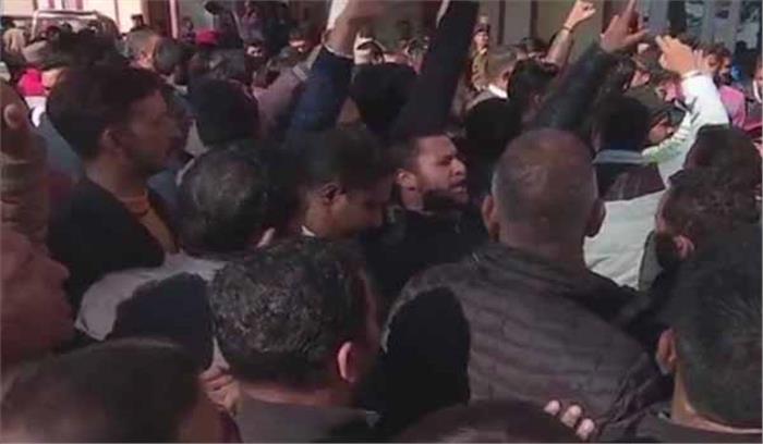 हिमाचल में सीएम पद को लेकर तकरार, धूमल और जयराम के समर्थकों ने लगाए नारे