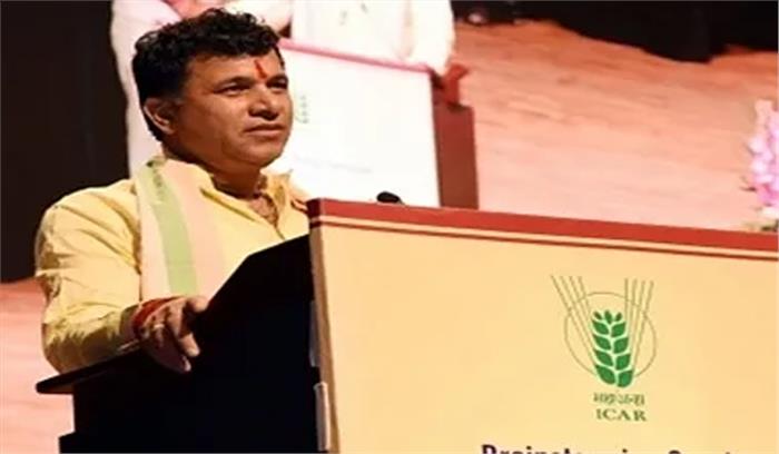 केंद्रीय मंत्री ने दिया टिड्डी से फसल को नुकसान की भरपाई का आश्वासन