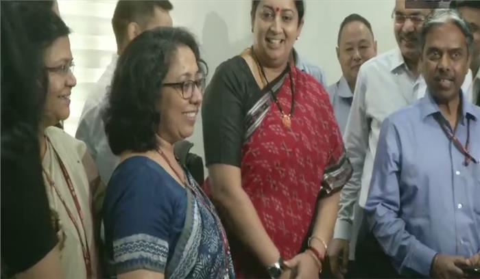 स्मृति ईरानी ने संभाला महिला और बाल विकास मंत्रालय का कार्यभार