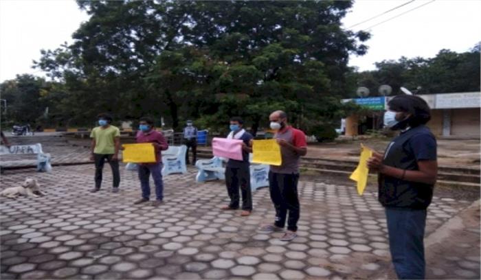 हैदराबाद विश्वविद्यालय के छात्रों ने क्वारंटीन चार्ज का विरोध किया