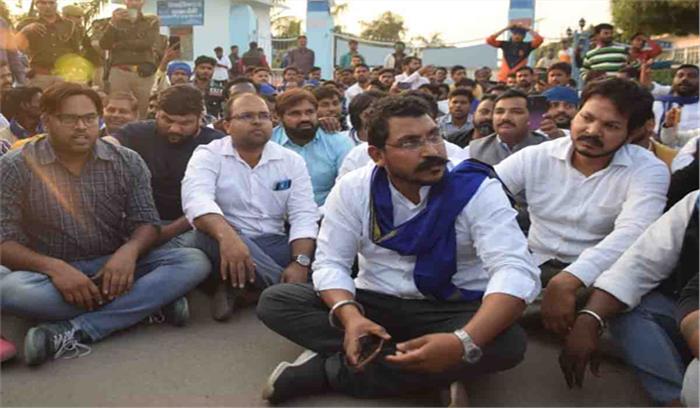 उन्नाव की पीड़िता से मिलने कानपुर पहुंचे चन्द्रशेखर को पुलिस ने रोका, धरने पर बैठे