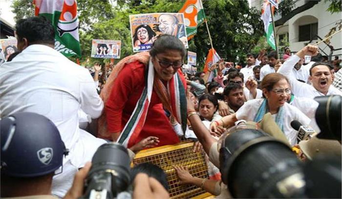 उन्नाव कांड के खिलाफ महिला कांग्रेस का प्रदर्शन, गिरफ्तारियां