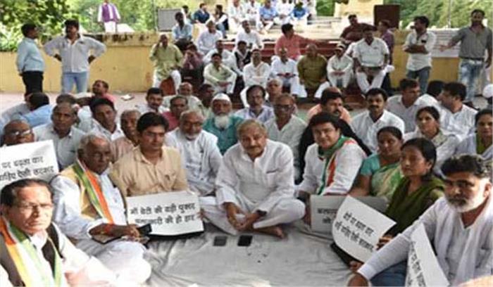 उन्नाव पीड़ित को न्याय दिलाने के लिए कांग्रेसियों ने रखा उपवास