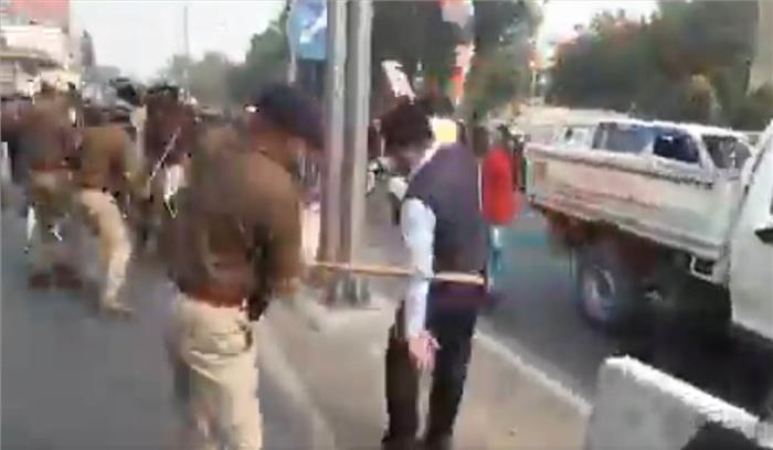 लखनऊ में प्रदर्शन कर रहे कांग्रेस कार्यकर्ताओं पर लाठीचार्ज