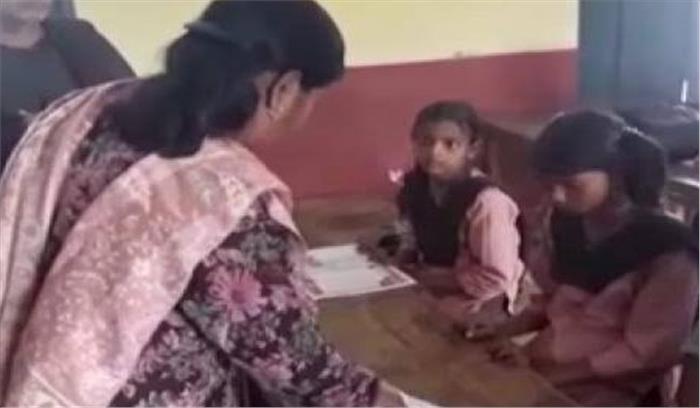 उप्र : अंग्रेजी नहीं पढ़ पाने पर निलंबित हुईं 2 शिक्षिकाएं