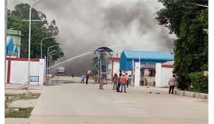 गैस रिफिलिंग प्लांट में लगी आग, तीन झुलसे