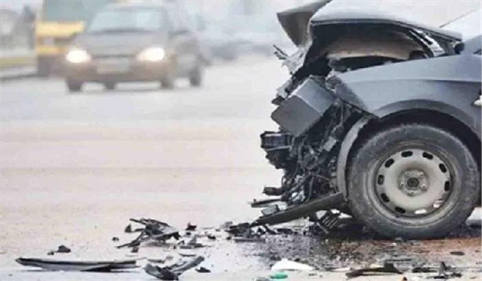 उप्र : आगरा एक्सप्रेस-वे पर कार रेलिंग से टकराई, 2 दोस्तों की मौत