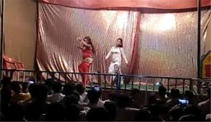 उप्र : बार बालाओं का मेले में चला अश्लील डांस