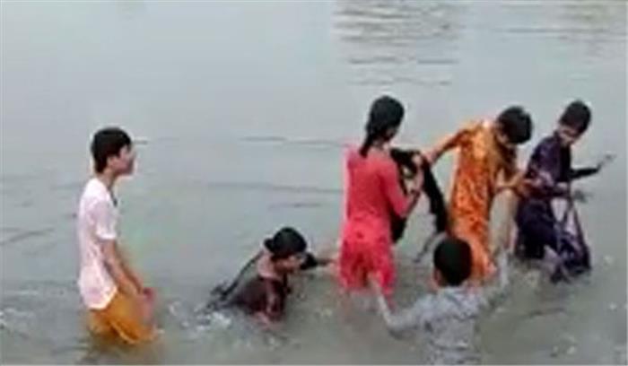 उप्र : सेल्फी लेने के चक्कर में परिवार के 8 लोग घाघरा नदी में डूबे